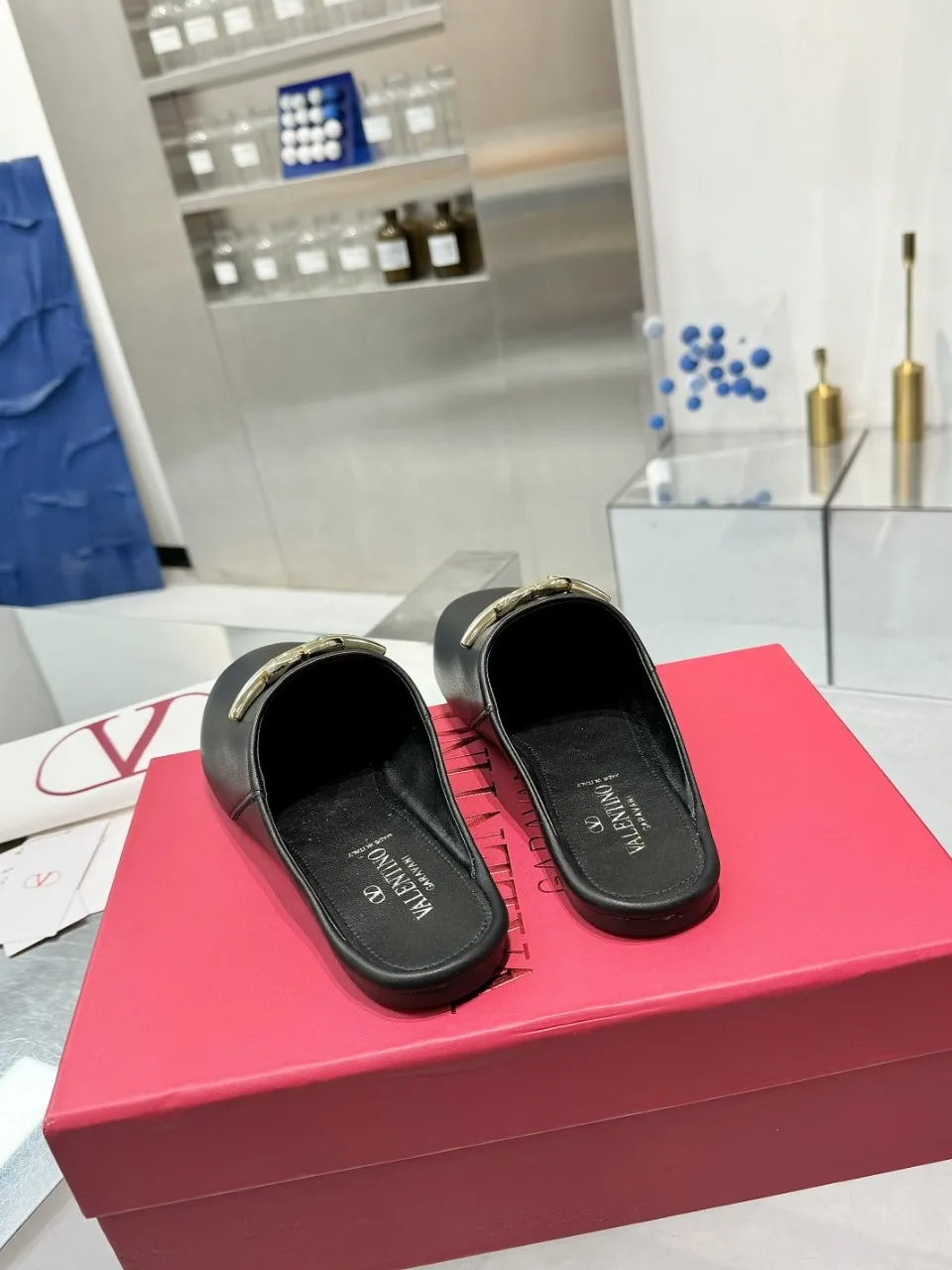 👟👟Ex-factory price 520👟👟 Valentino’s hottest new product in 2025, the new slippers are also easy to wear...😈😈😈 The latest logo buckle Perfectly combined with sexiness❤️‍🔥❤️‍🔥❤️‍🔥❤️‍🔥It is simply the pinnacle of summer fashion💖💖💖💖Original replica Outsole: Italian genuine leather outsole Heel height: Flat heel Size: 35-39 (40 41 42 customization is non-returnable and non-exchangeable)